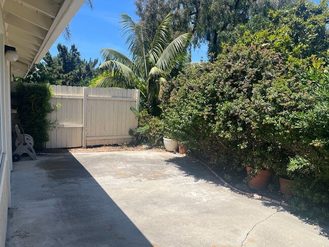Building Photo - 2+bd/1ba Single Story Duplex Minutes Drive...