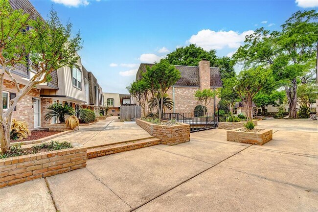 Building Photo - 1800 Stoney Brook Dr