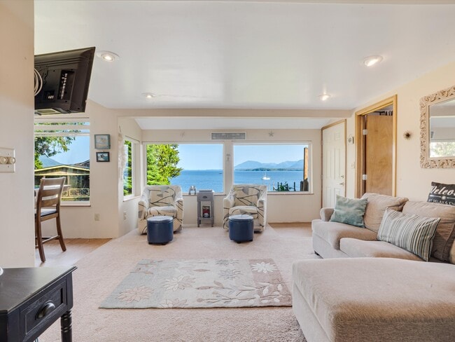 Building Photo - 5842 Seaside