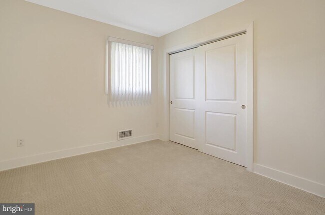 Building Photo - 6120 Beachway Dr