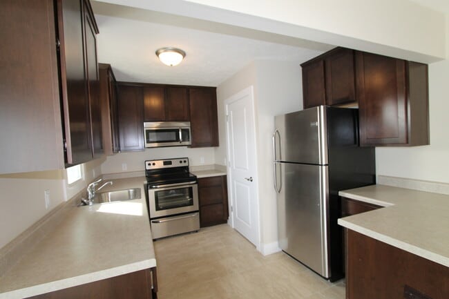 Building Photo - Large 3 bedroom with Open Floor Plan! Close to all the shopping and dining of Aksarben! Close to ...