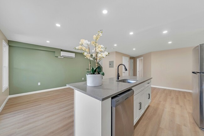 Building Photo - 171 Van Horne St