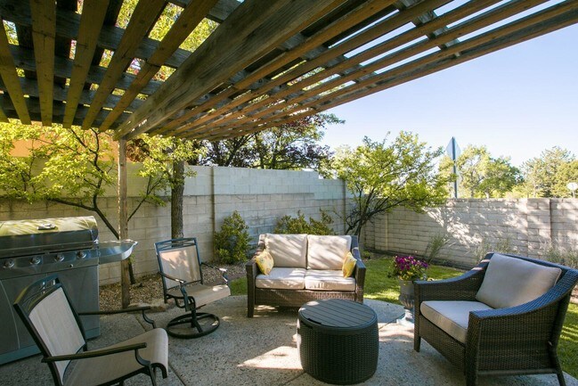 Building Photo - 6809 Medinah Ln NE