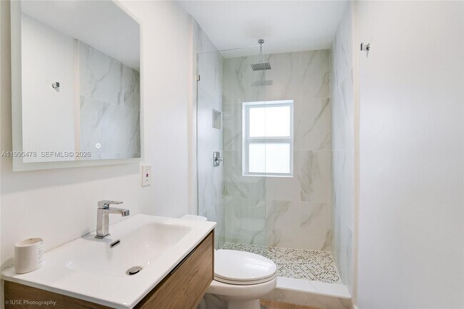 Building Photo - 560 Hampton Ln