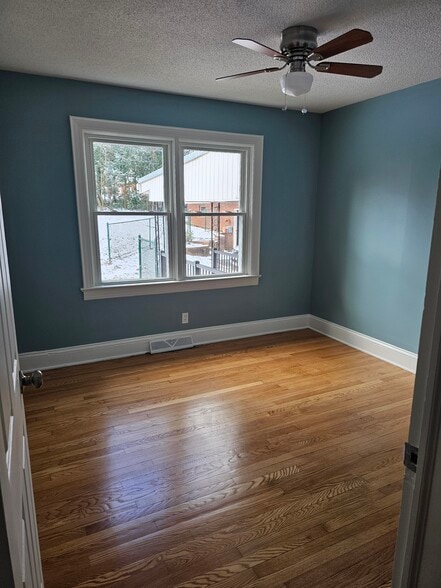 Building Photo - 548 Greenway Dr