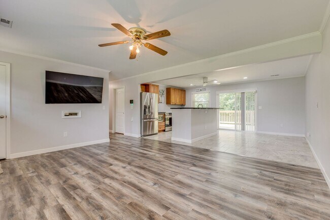 Building Photo - 3 Bed/1.5 Bath in Colonial Heights