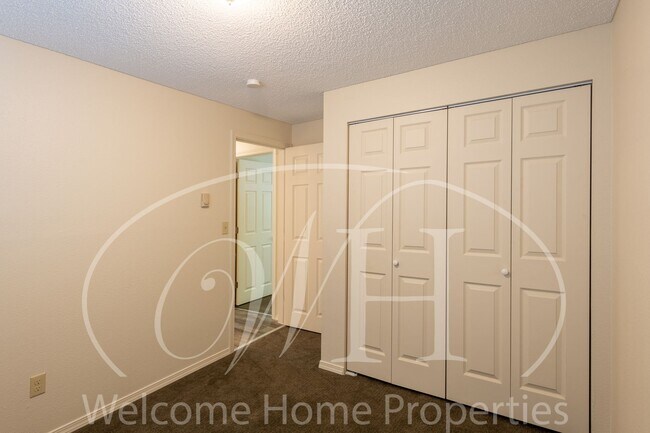 Building Photo - Newly Remodeled Apartment in Convenient Lo...