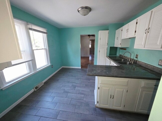 Building Photo - 3 Bedroom Single-Family Home