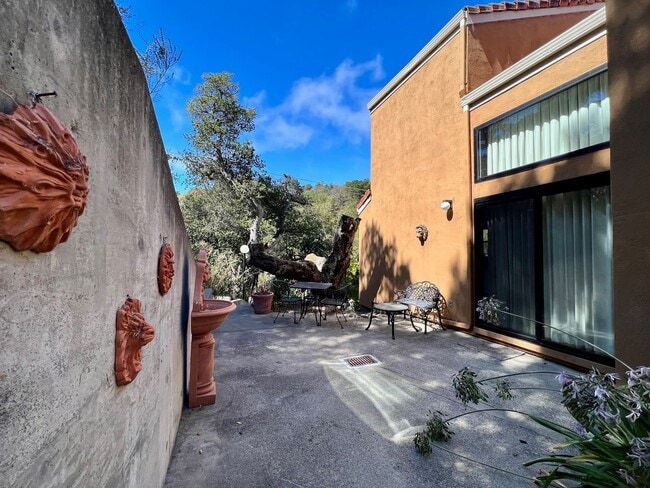 Building Photo - Great Natural light, Treetop Views with 2 Primary Suites plus OFFICE and a 2 car garage, It is li...