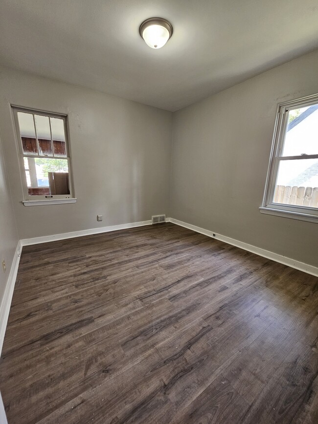 Building Photo - 512 W 49th Ave