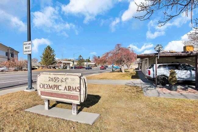 Building Photo - Spacious 2 Bed, 1.5 Bath Townhome Near CMU