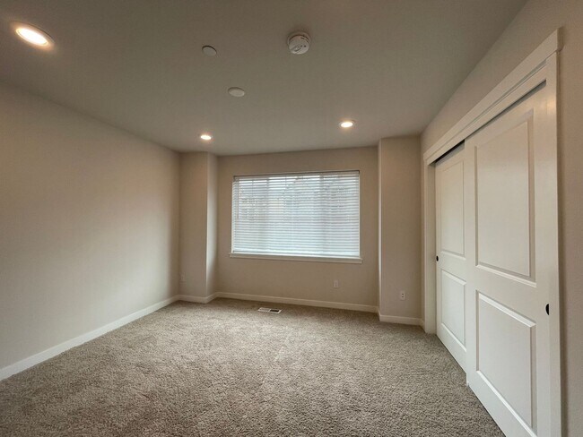 Building Photo - Beautiful, Bight & Modern 2Bd/2.5Ba Townhome in North Bethany! Two car attached garage, In unit l...