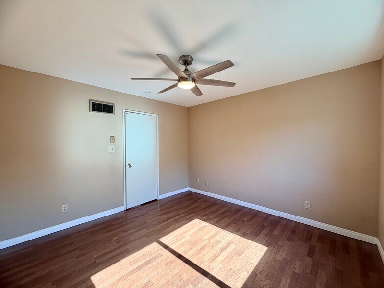 Building Photo - 7545 Charmant Dr