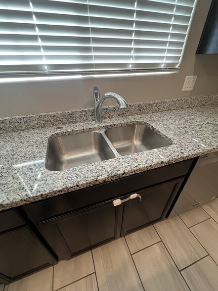 Building Photo - 1255 N Arizona Ave