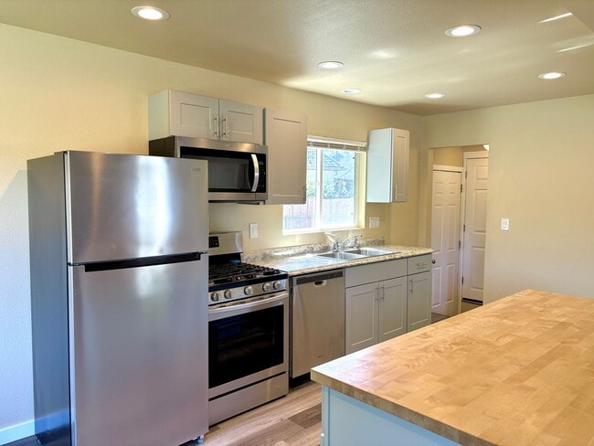 Building Photo - University Park Home with Finished Basemen...
