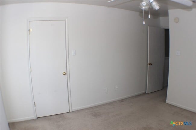 Building Photo - 102 E Robin Ln