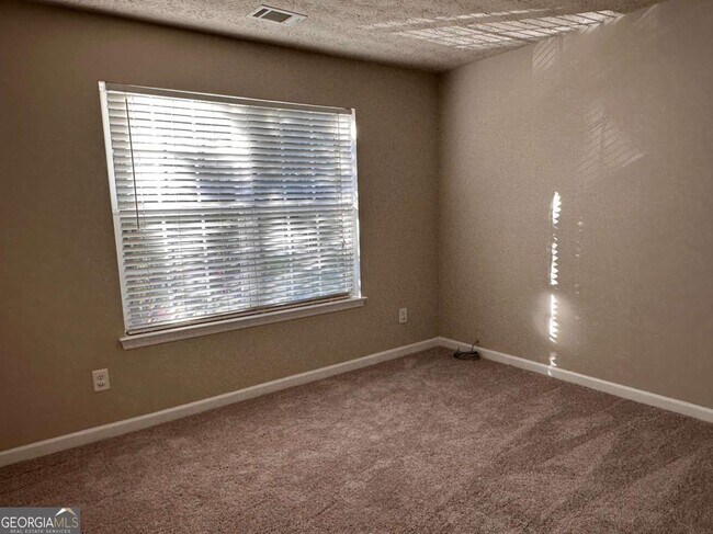 Building Photo - 305 Hulan Way