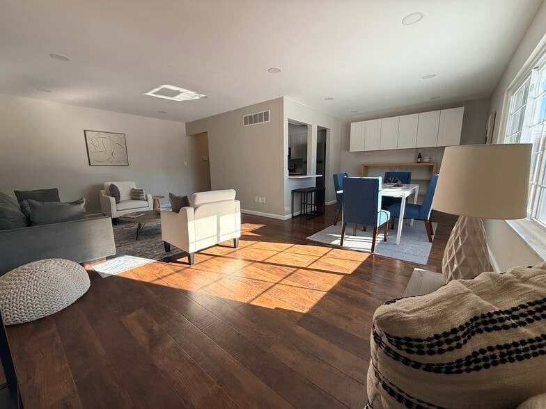 Building Photo - 670 E Fox Hills Dr