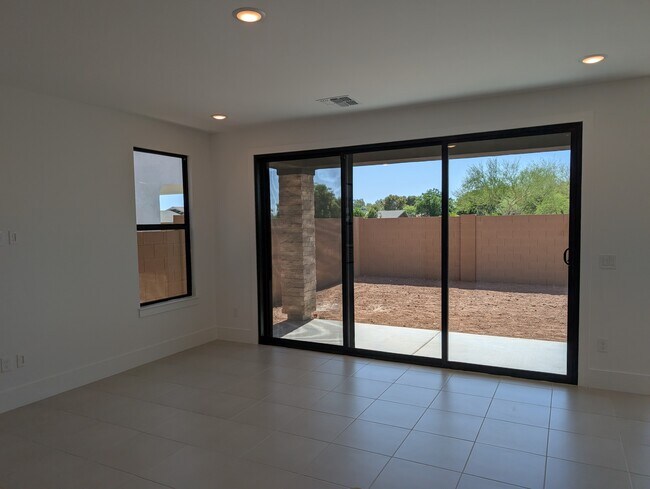 Building Photo - 2102 N Woodburn Pl