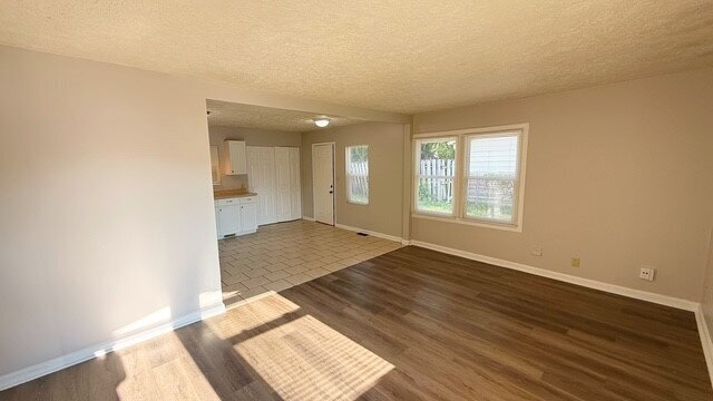 Building Photo - WEST SIDE 3 BEDROOM RANCH HOME AVAILABLE NOW!
