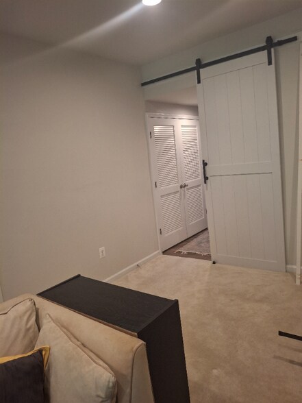 Building Photo - 307 Spring Bank Way