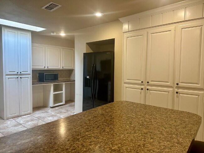 Building Photo - Spacious 4 bed 3 bath home!
