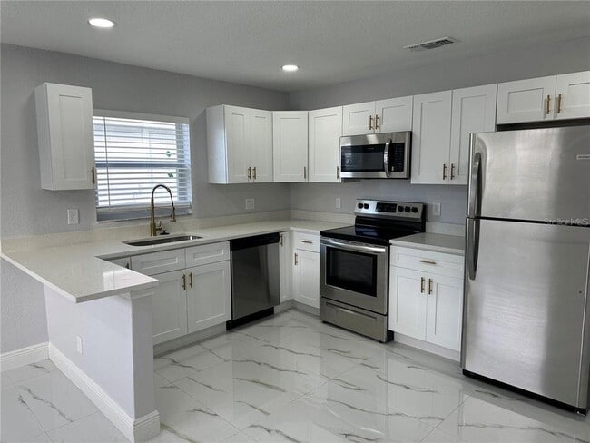 Building Photo - 7813 Lakeshore Dr