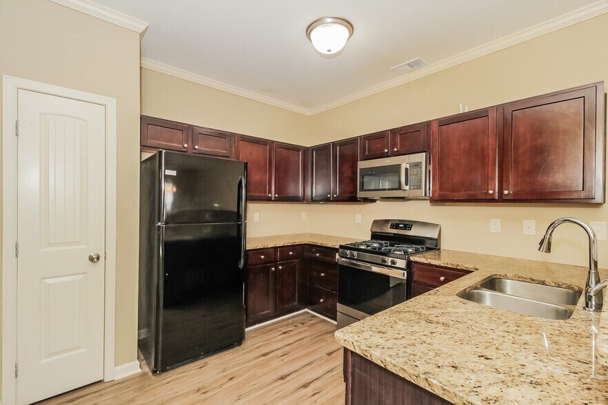 Building Photo - 141 Crescent Woode Way