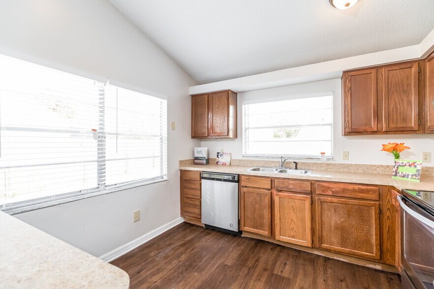 Building Photo - 664 Weybridge Ct