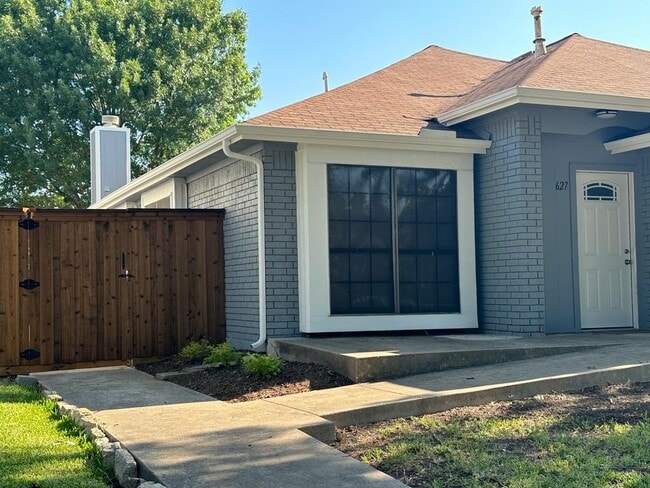 Front view of fence - 627 Mountain Side Dr