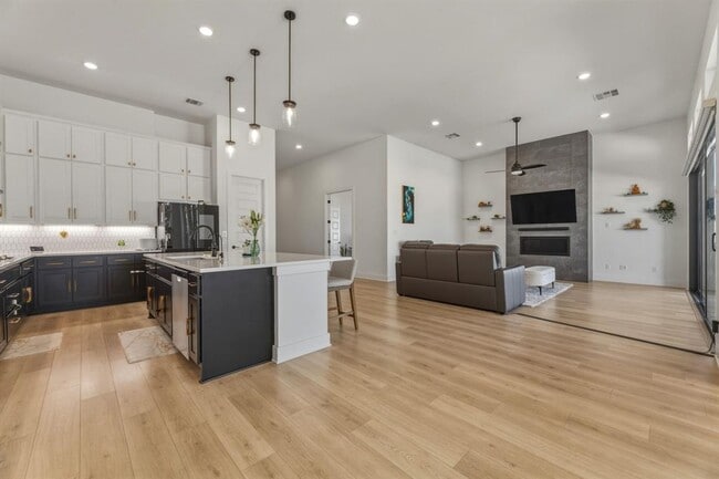 Building Photo - 2941 Delaware St