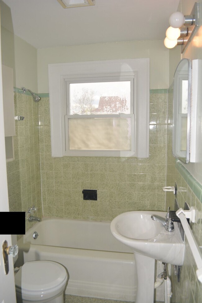 Building Photo - 2 Bedroom/1 Bathroom Brick Home, Lillingto...