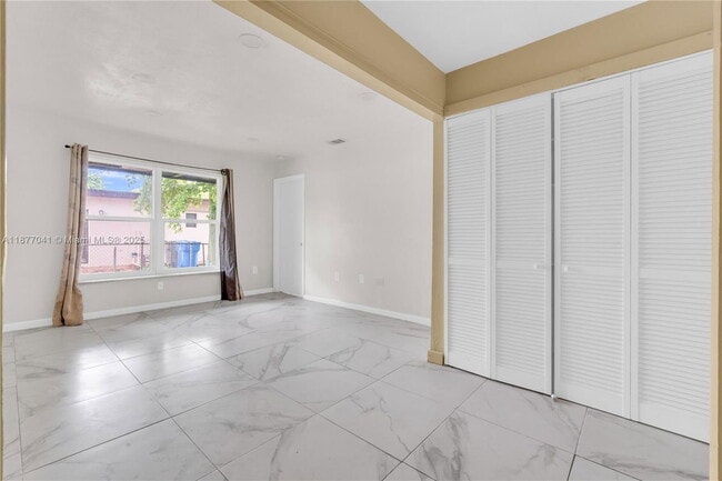 Building Photo - 5807 SW 27th St