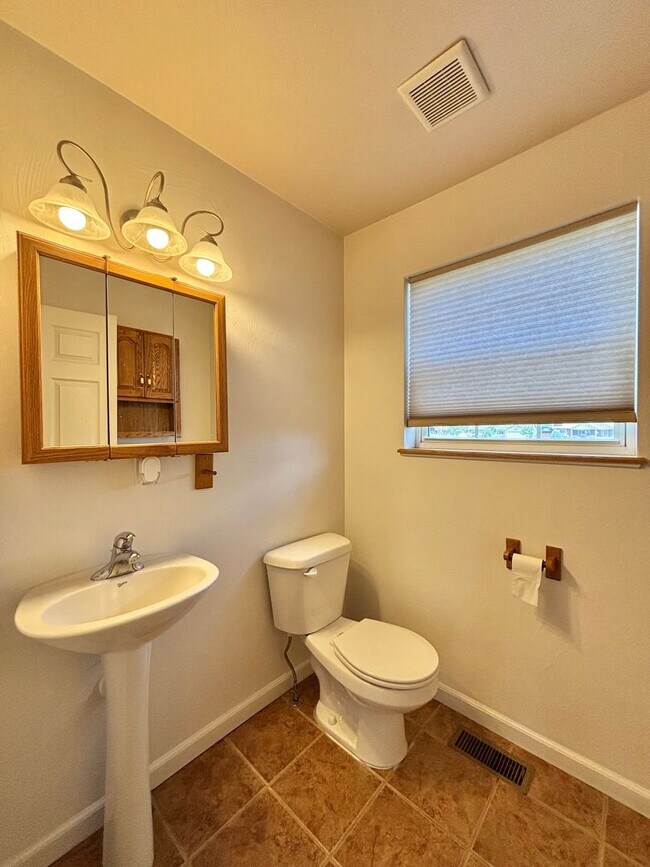 Building Photo - Great 3br/2.5ba, with a bonus space.