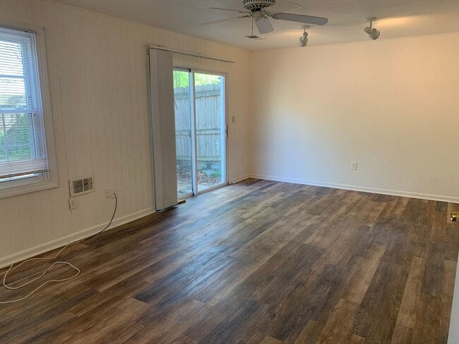 Building Photo - End Townhome In Oak Manor Community