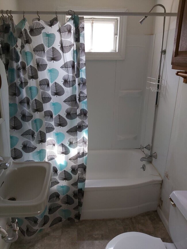 Building Photo - Cozy 1 Bed, 1 Bath House with Big Backyard and Outdoor Deck!