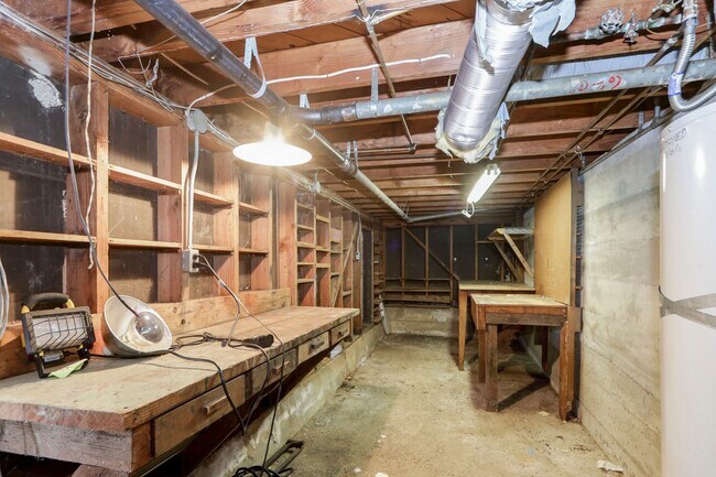 Building Photo - 320 La Casa Ave