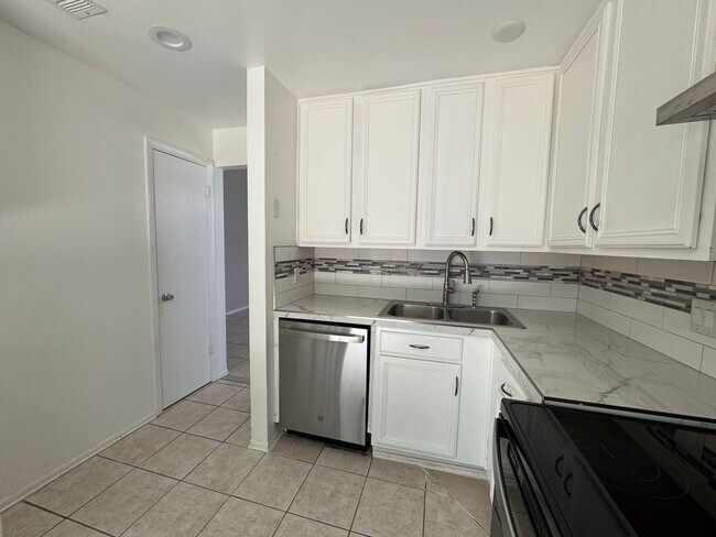 Building Photo - Freshly Updated Home for Lease – Move-In R...