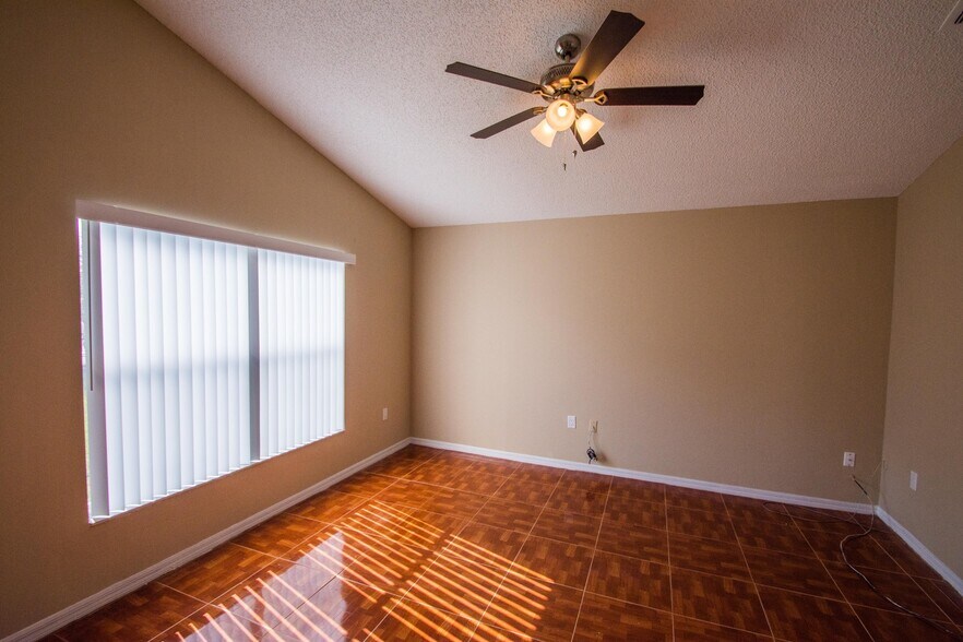 Building Photo - 3 Bed 2 Bath Home with Stainless Steel Appliances Near Poinciana Pkwy!