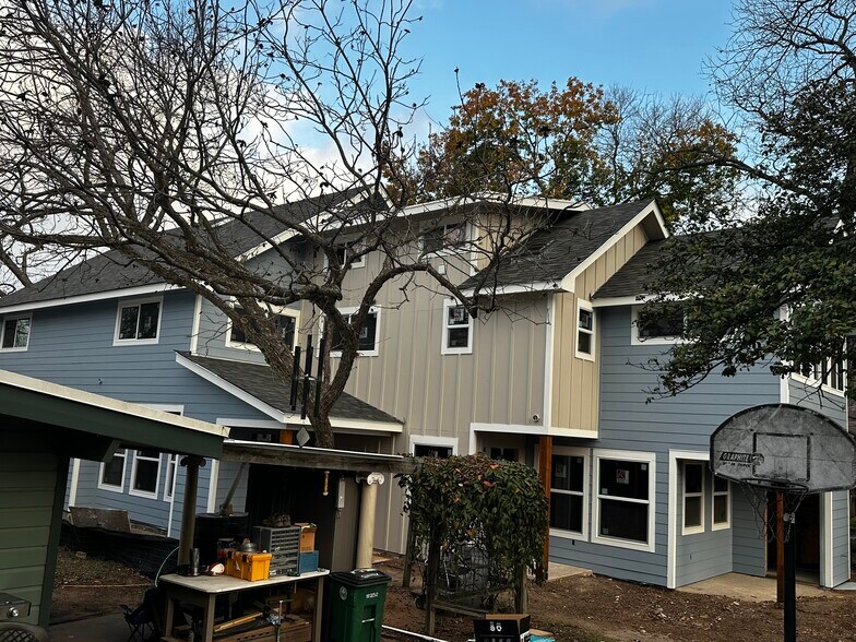 Entire Duplex showing back unit - 3904 Tonkawa Trl