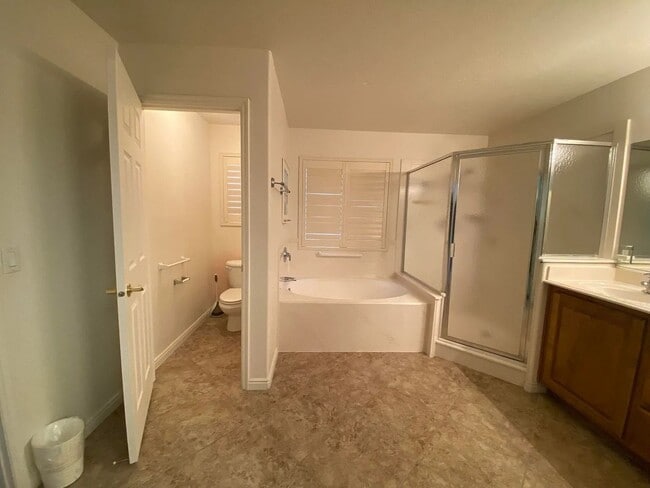 Building Photo - 2 Bedroom Home In Sun River 55+ Community With Amenities