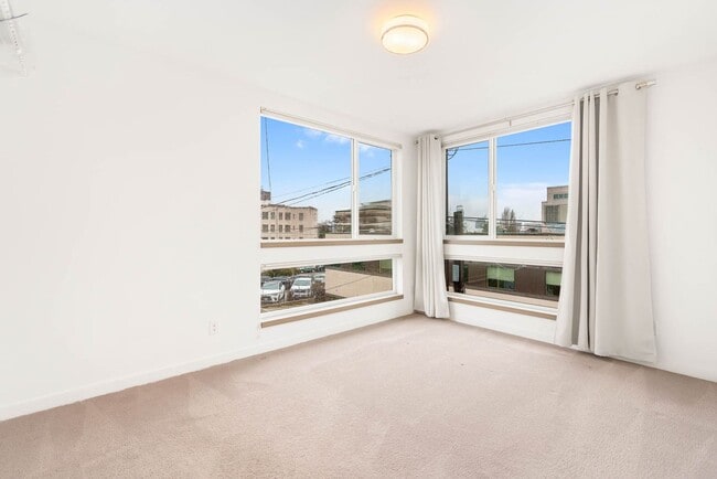 Building Photo - 113 17th Ave E