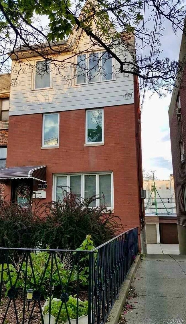 Building Photo - 32-33-33 46th St