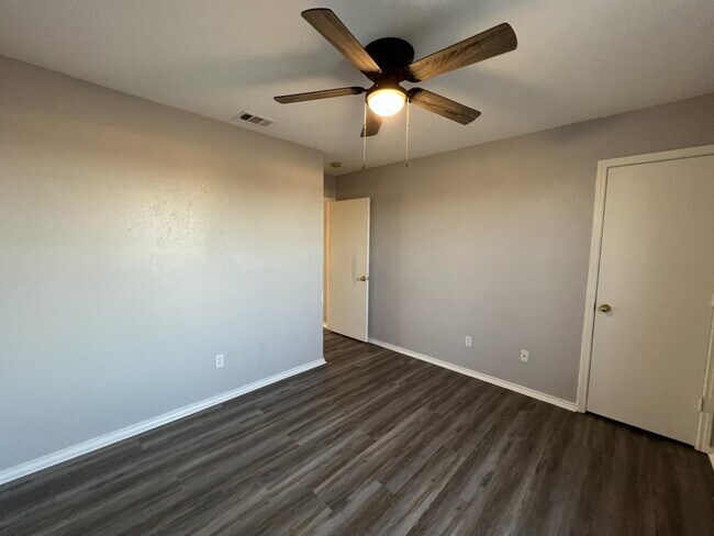 Building Photo - 5908 Greengate Dr