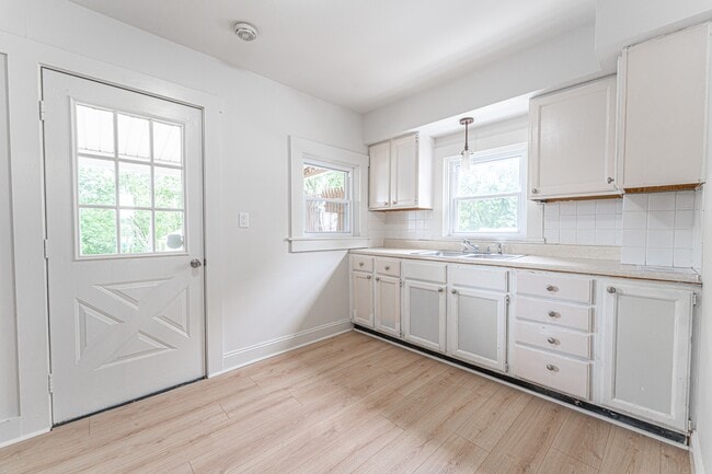 Building Photo - 1155 Hall St