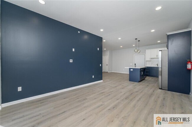 Building Photo - 202 W 7th St
