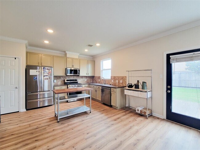 Building Photo - 1610 Pointe Leone