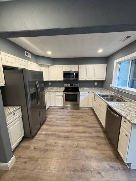 Building Photo - 633 Pine Bnd