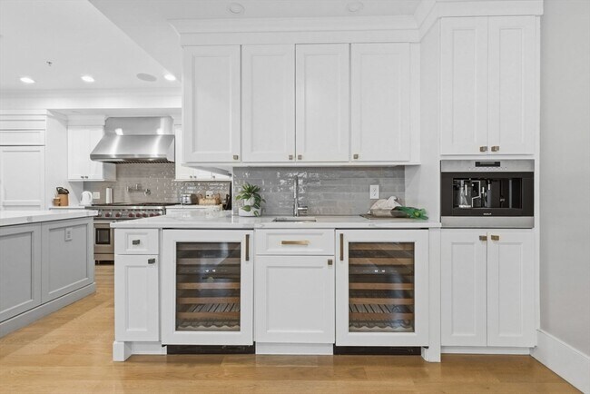 Building Photo - 377 W First St