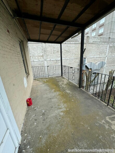 Building Photo - 165 Cottage St